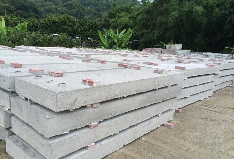 鋼筋混凝土蓋板模具澆筑水泥蓋板時應使用哪種級別的鋼筋？